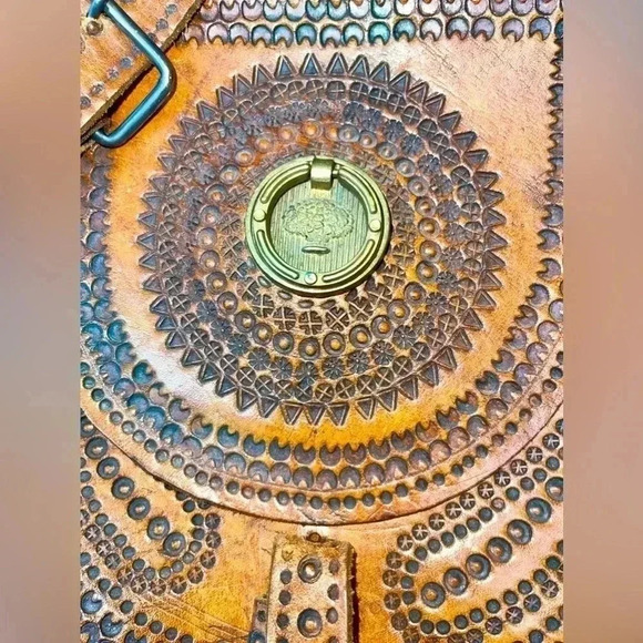 Vintage | Round Crossbody Bag | Handcrafted, Hand Tooled Leather - Picture 4 of 9